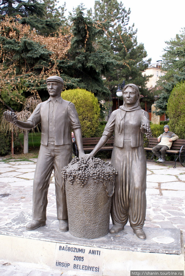Памятник виноградарям в Юргюпе Ургюп, Турция