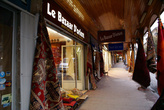 Ряд сувенирных магазинов для туристов в Юргюпе