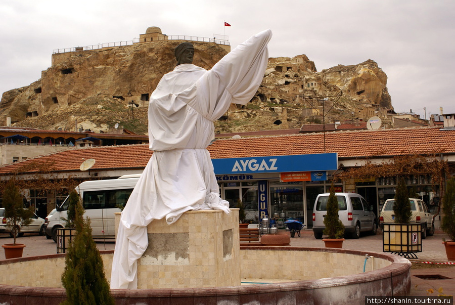 Статуя в центре Юргюпа Ургюп, Турция