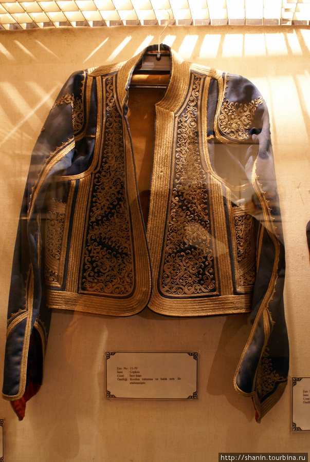 Кожаная куртка — дальний аналог тех, которые сейчас продают на турецких базарах Эрзурум, Турция