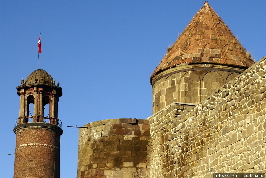 Мечеть и колокольня в крепости Эрзурум, Турция