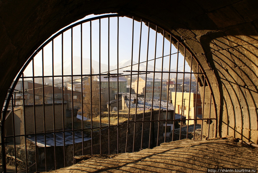 Вид на город из крепости через решетку Эрзурум, Турция