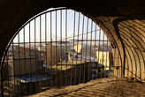 Вид на город из крепости через решетку