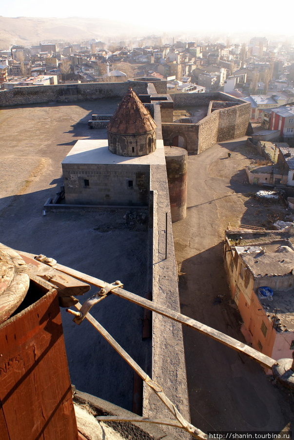 Крепостная стена — вид с колокольни Эрзурум, Турция