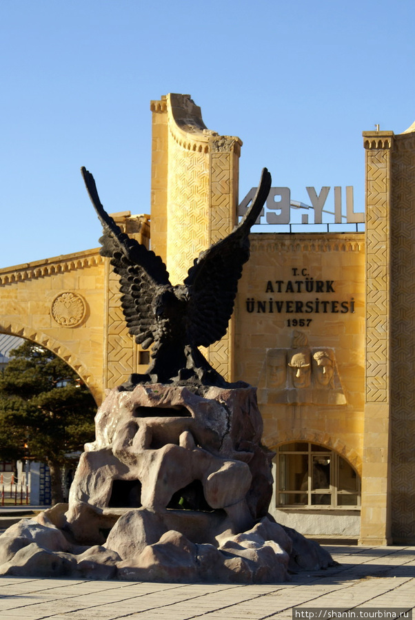 Орел перед входом в Эрзурумский университет