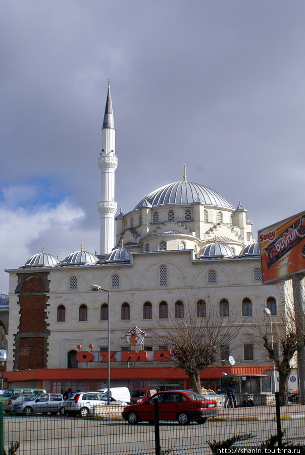 Новая мечеть в районе вокзала Эрзурум, Турция