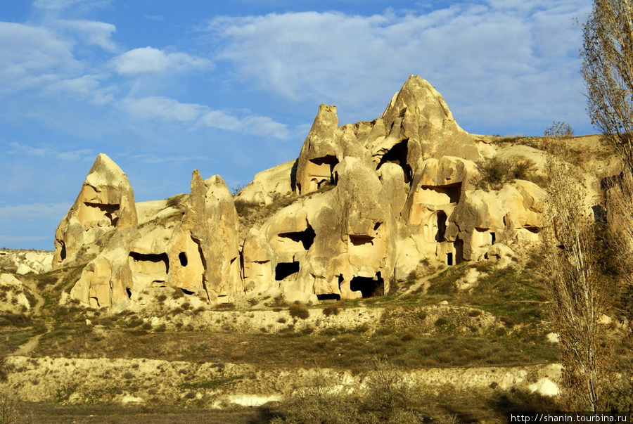 Пещеры в скалах на окраине Гёреме Гёреме, Турция