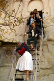 Туристы выходят из церкви