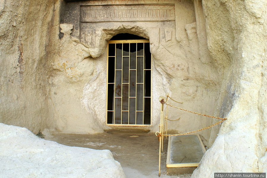 Могила у входа в церковь Гёреме, Турция