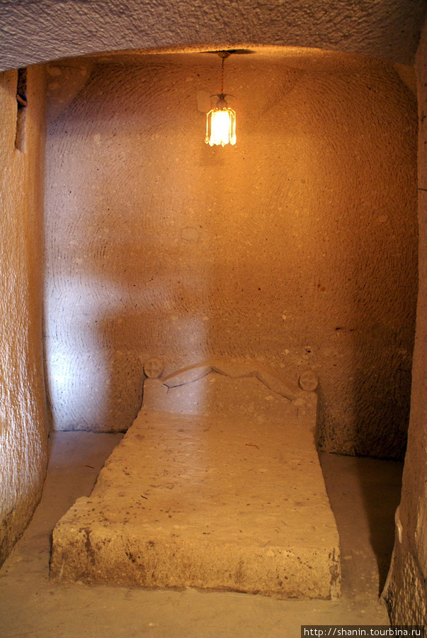 В жилых пещерах в Гёреме даже кровати каменные Гёреме, Турция