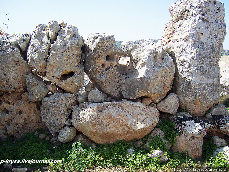 В стенах храма есть отверстия Мджарр, Мальта