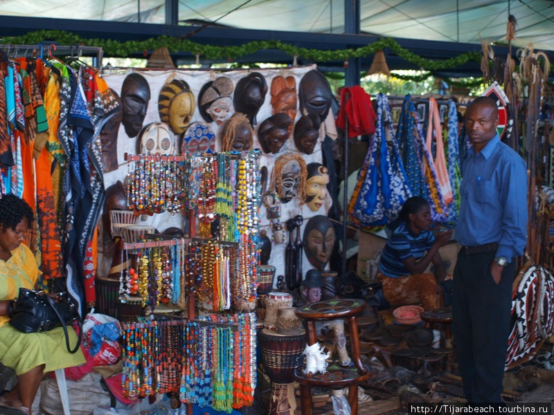 Яркие поделки и сувениры из разного материала Найроби, Кения