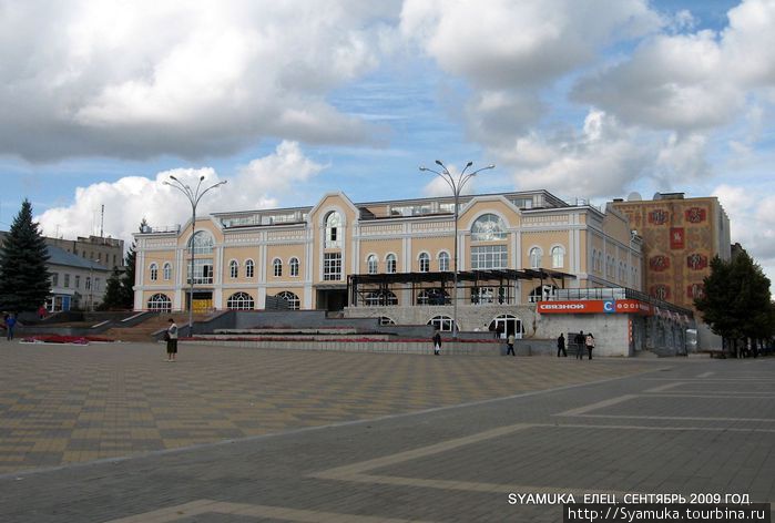 Площадь Ленина соприкасается с улицей Мира. Елец, Россия