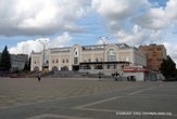 Площадь Ленина соприкасается с улицей Мира.