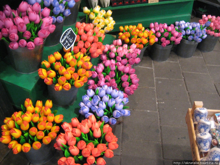 Купить тюльпаны в улан удэ. Рынок тюльпанов в Амстердаме. Цветочный рынок пак Клонг Талат. Цветочный рынок Амстердам Нидерланды. Тюльпаны на рынке.
