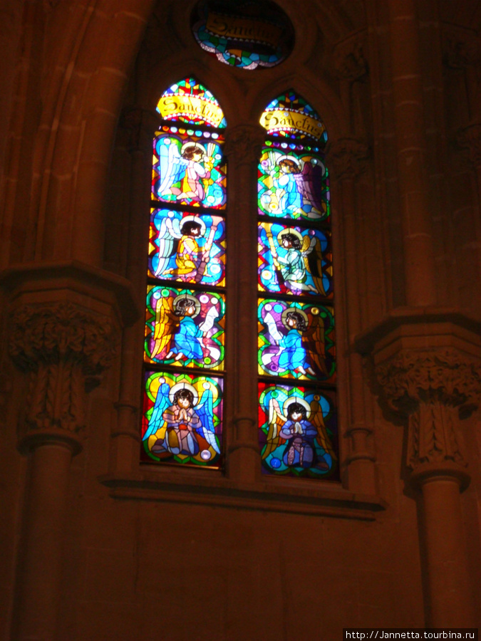 Витраж Храма Святого Семейства. Барселона, Испания