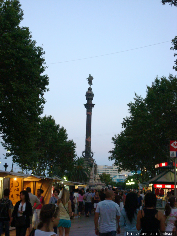 Главная улица — Рамбла (русло). Заканчивается Площадью Каталунии и памятником Х. Колумбу. Барселона, Испания