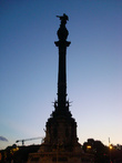 Памятник Колумбу. Установлен на месте высадки мореплавателя, вернувшегося из первого плавания в Америку. Лифт доставит на смотровую площадку.