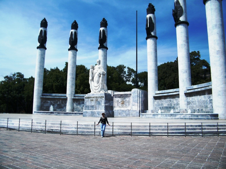 Коллонада у памятника в парке  Чапультепек Мехико, Мексика