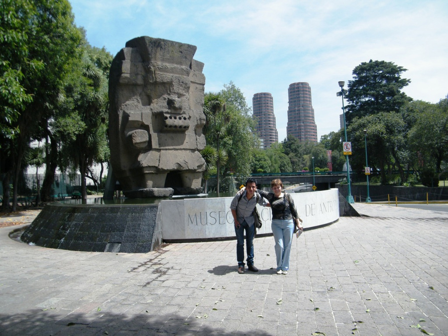 Чудовище, возвещающее о том, что музей рядом Мехико, Мексика