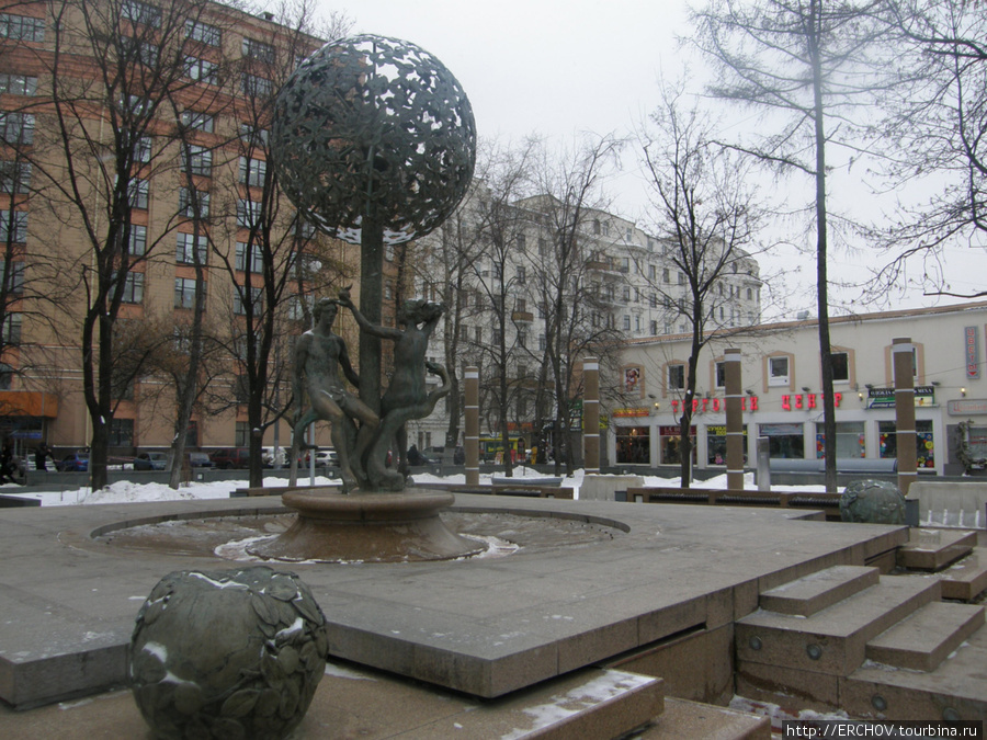 Сквер с фонтаном возле м. Новокузнецкая. Москва, Россия