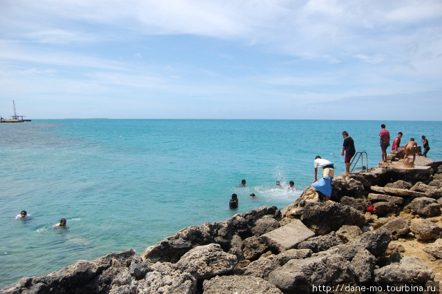 Дети резвятся в теплом океане Нукуалофа, Тонга