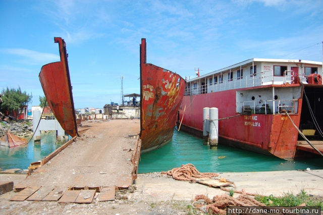 Старые корабли в порту Нукуалофа, Тонга
