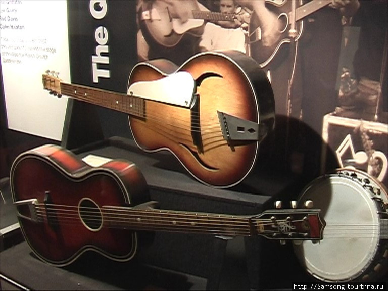Гитары Джона Леннона и Джорджа Харрисона,на которых они играли в 13-14 лет. Ливерпуль, Великобритания