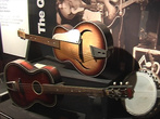Гитары Джона Леннона и Джорджа Харрисона,на которых они играли в 13-14 лет.