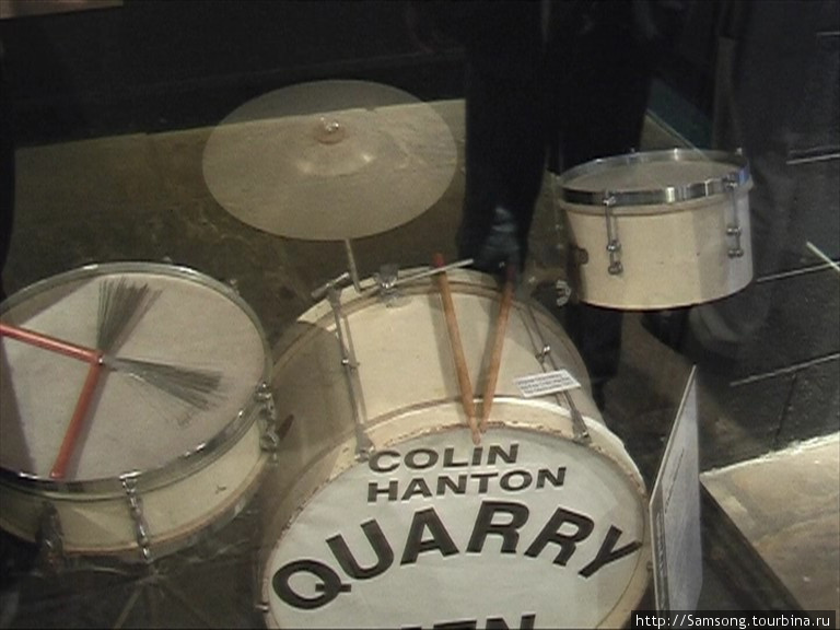 Ударная установка скифффл-группы Джона Леннона Quarrymen. Ливерпуль, Великобритания