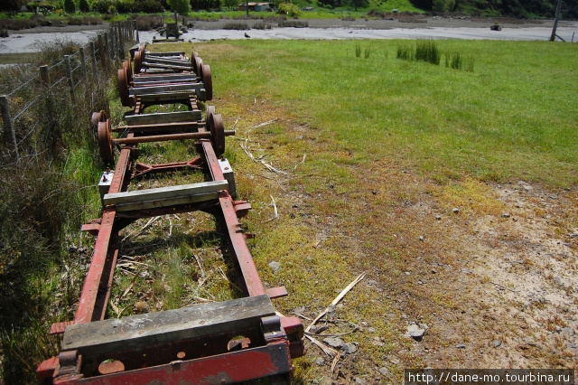 Остатки платформ, с помощью который транспортировали лес на погрузку на корабль Окайнс-Бей, Новая Зеландия