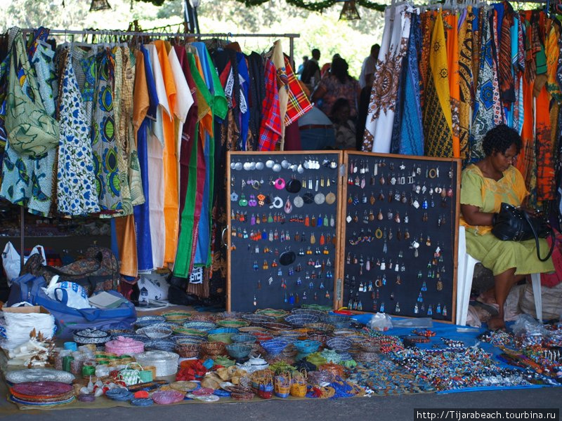 Платья, серьги, изделия из бисера (корзиночи и подставочки на полу) Найроби, Кения