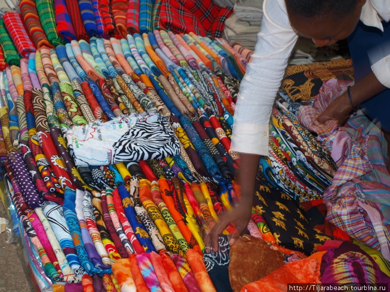 Мои любимые кикои. Тут же различные накидки и одеяла, канги. На самом верху фотографии красные, синие и зеленые тонкие покрывала — это масайские накидки шука. Найроби, Кения