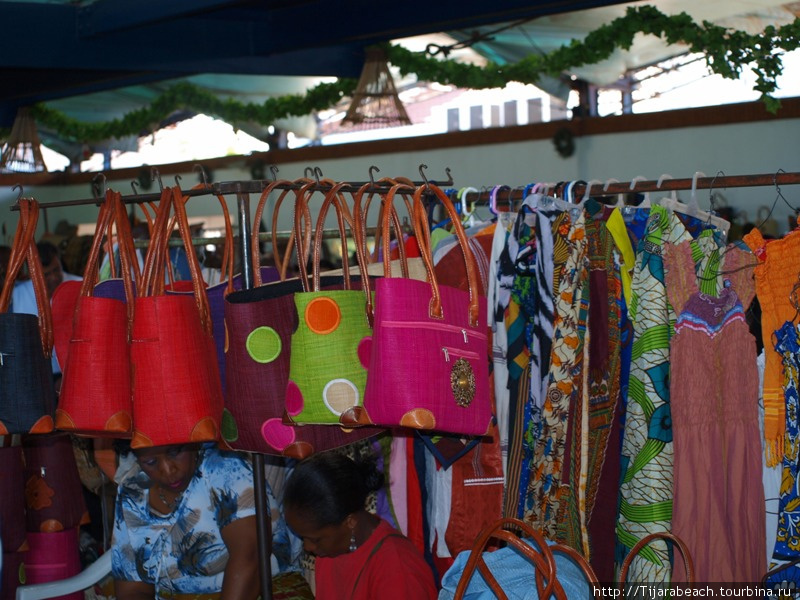 Сумки из соломки, они в соновном делаются на Мадагаскаре, здесь им добавляют кенийского колорита — масайские украшения нашиваются на лицевую сторону.