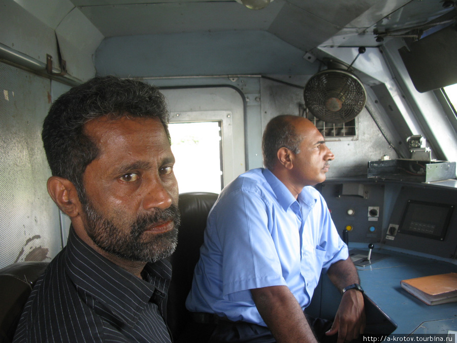 Машинист, в кабине локомотива Матале, Шри-Ланка