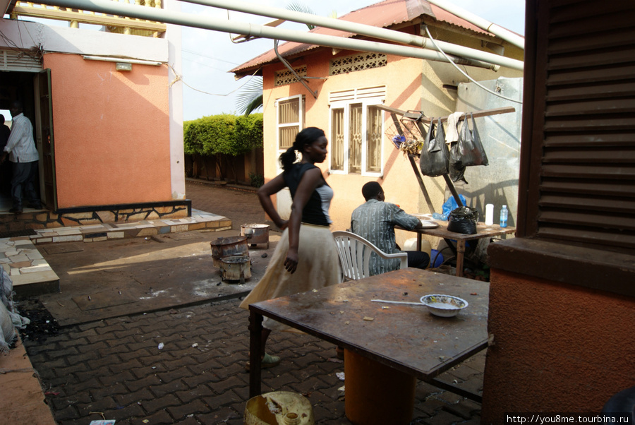 девушка на кухне Бусия, Уганда