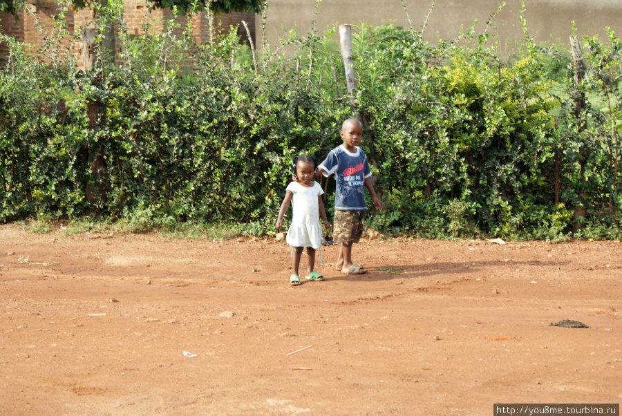дети на улице Бусия, Уганда