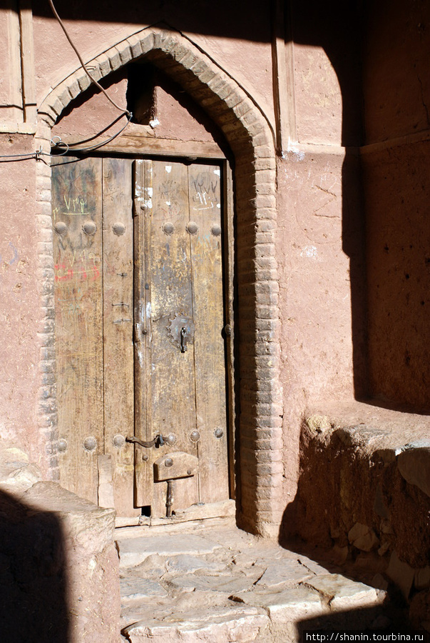 Старая-старая деревянная дверь Абеяне, Иран