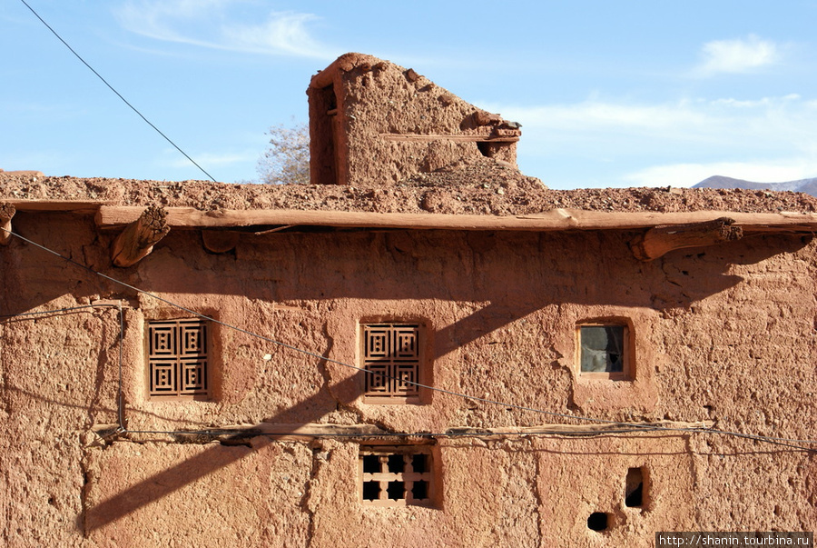 Окна глинобитного дома Абеяне, Иран