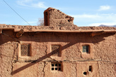 Окна глинобитного дома