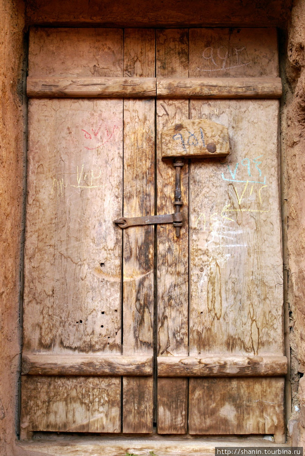 Старая деревянная дверь Абеяне, Иран