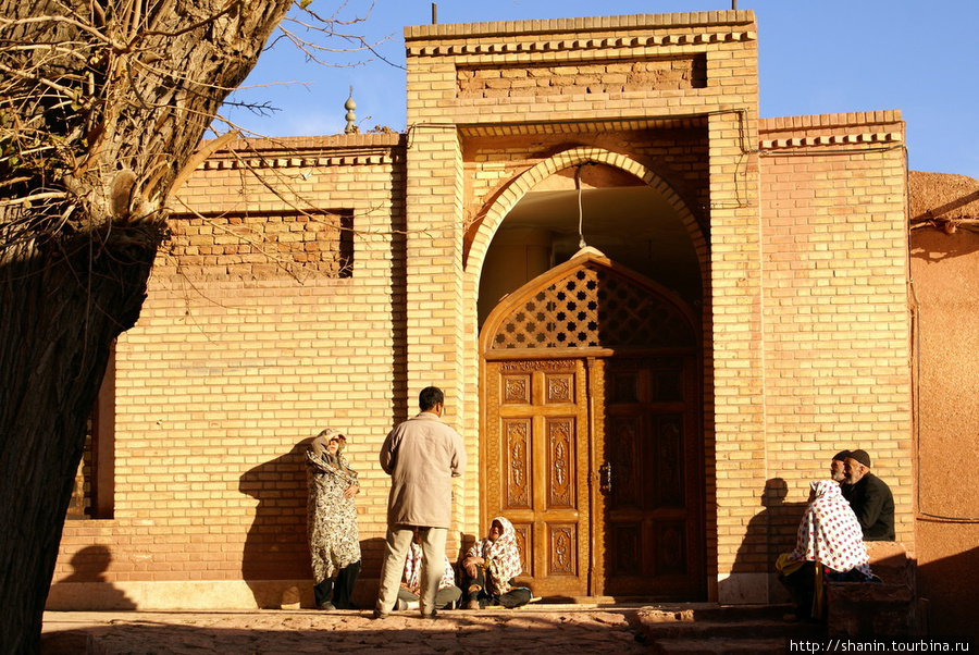У входа в деревенскую мечеть Абеяне, Иран