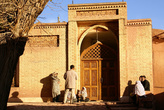 У входа в деревенскую мечеть