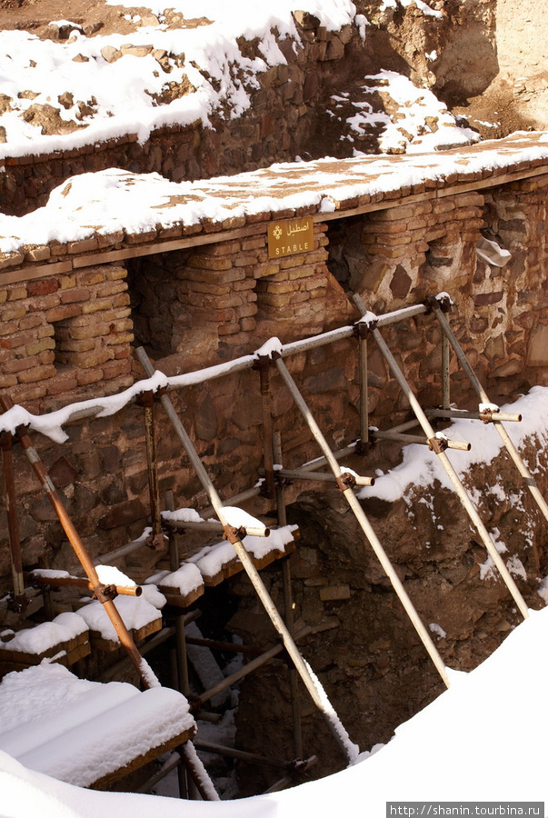 Полуразрушенные стены восстанавливают Казвин, Иран