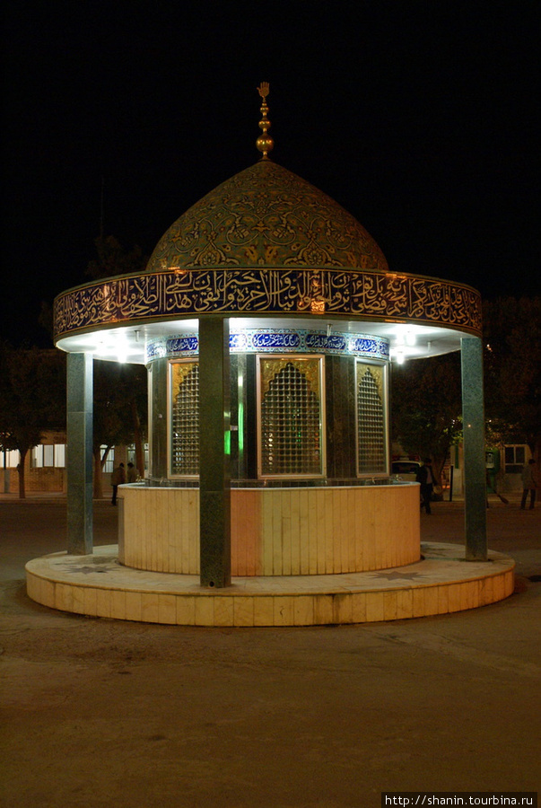 Фонтан для омовений перед входом в мавзолей Бодроуд, Иран