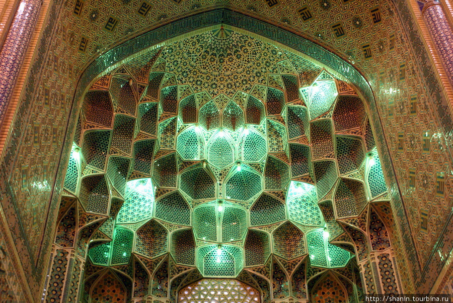 Торжественный портал мавзолея Бодроуд, Иран