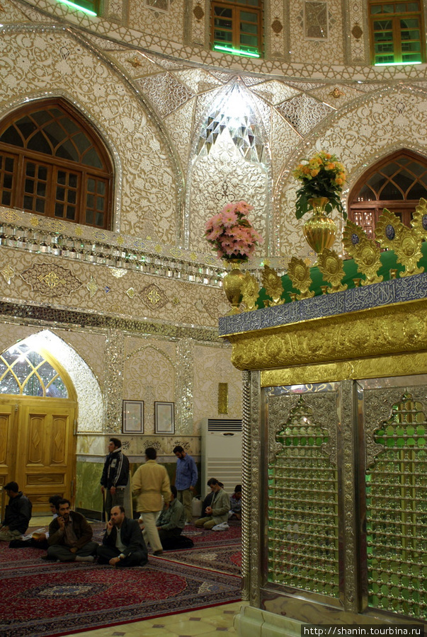 В мавзолее Бодроуд, Иран