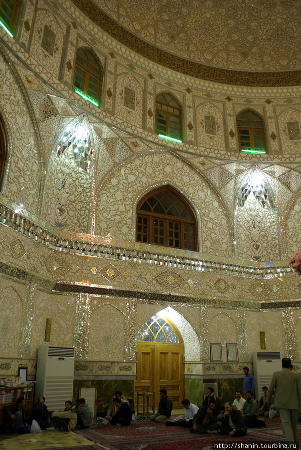 Ночью в мавзолее в Бадроуде Бодроуд, Иран
