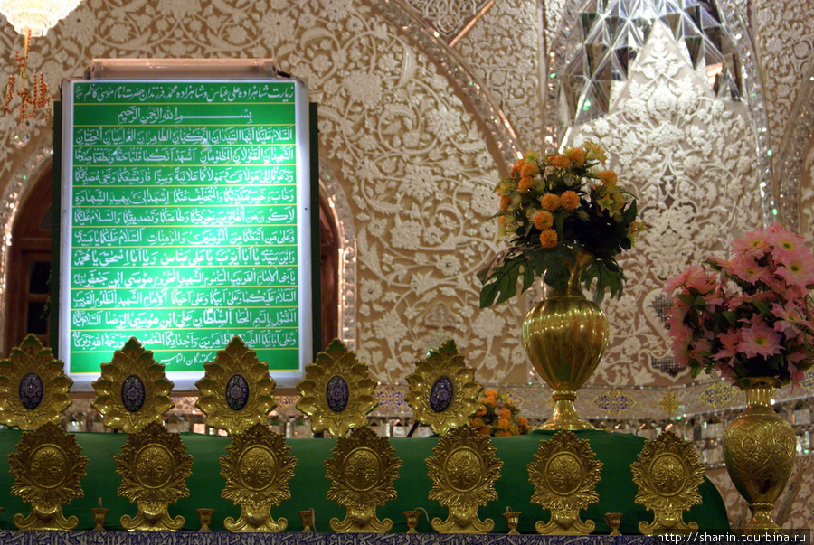 Ночью в мавзолее в Бадроуде Бодроуд, Иран