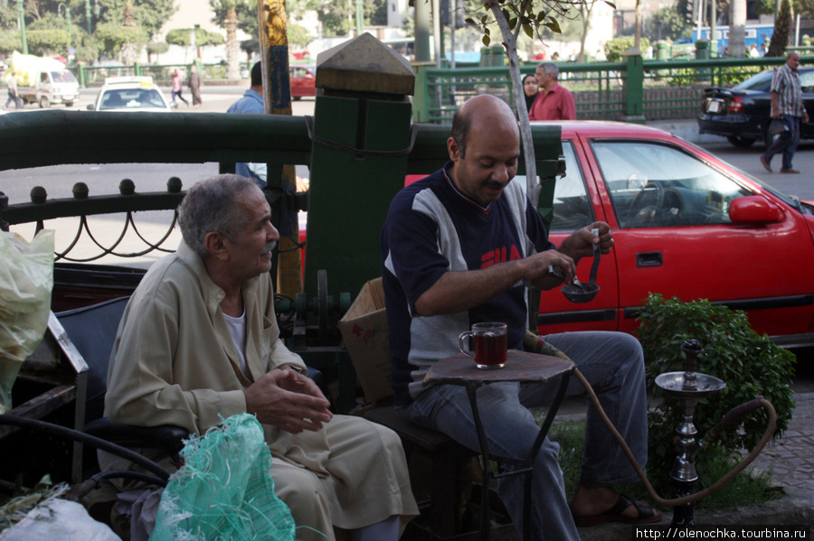 Мужчины пьют чай и курят кальян Каир, Египет